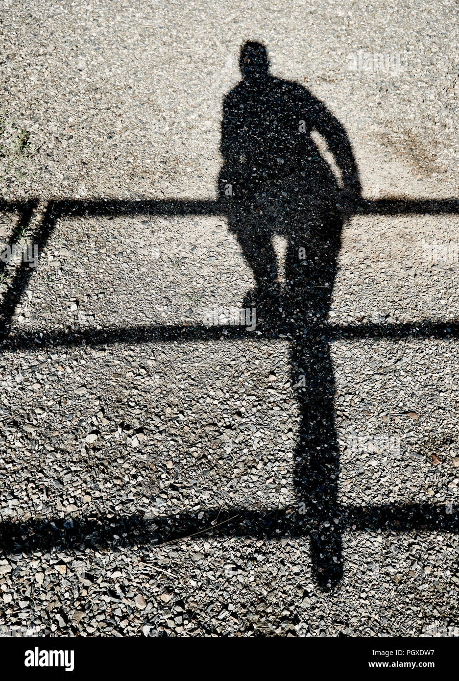 Ombre d'une personne en équilibre sur une jambe sur un rail compte sur un  sol de gravier Photo Stock - Alamy