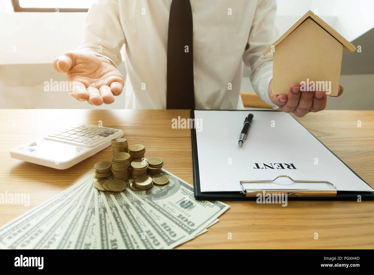 Contrat d'affaires sur louer une chambre. Hommes d'assurance habitation. Concept d'entreprise. Banque D'Images