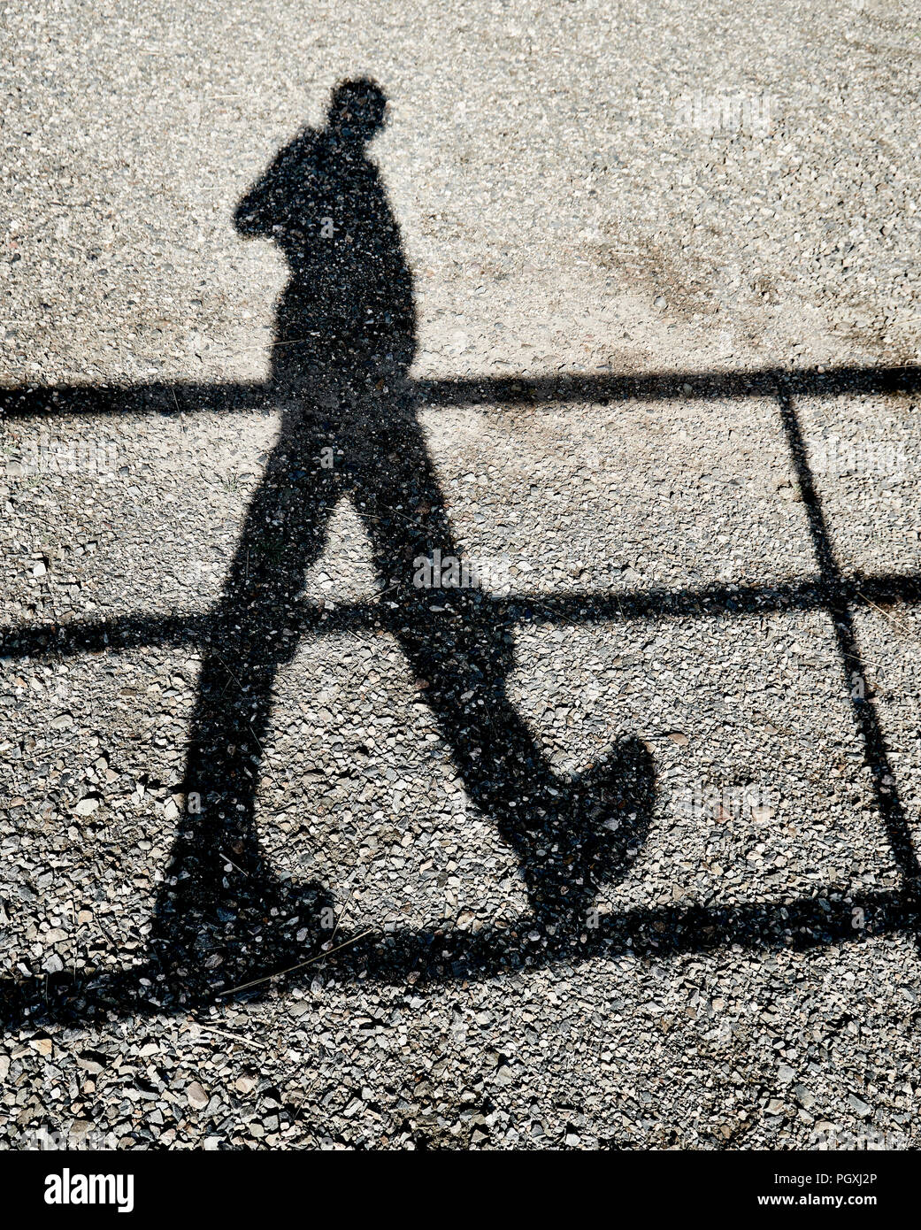 Ombre d'une personne en équilibre sur un rail tout en marchant sur un sol de  gravier témoigne Photo Stock - Alamy