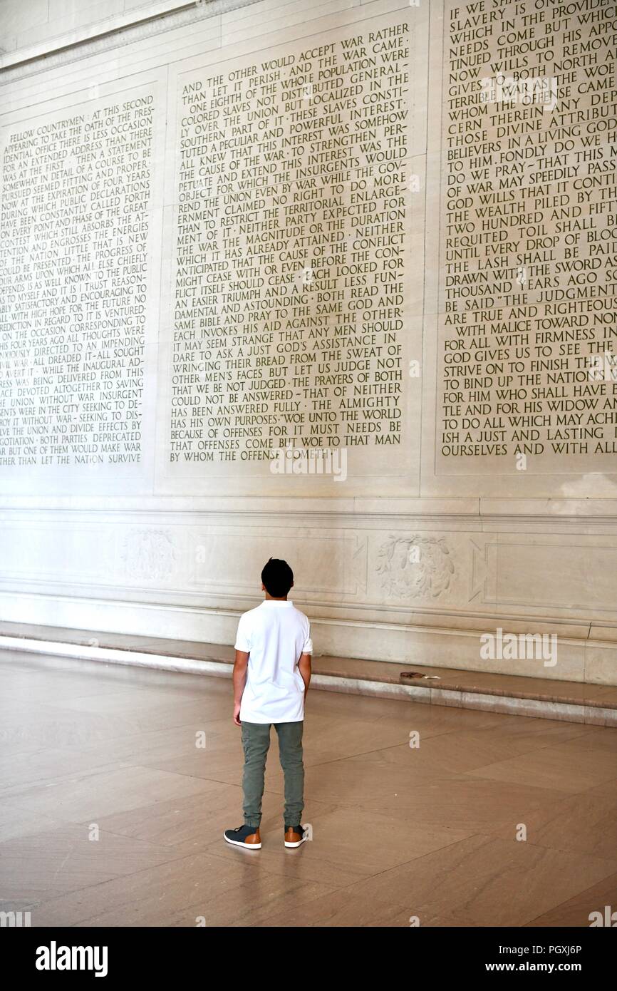 Comité permanent de l'adolescence à l'intérieur du Lincoln Memorial Lecture les passages sur le mur, Washington DC, USA Banque D'Images