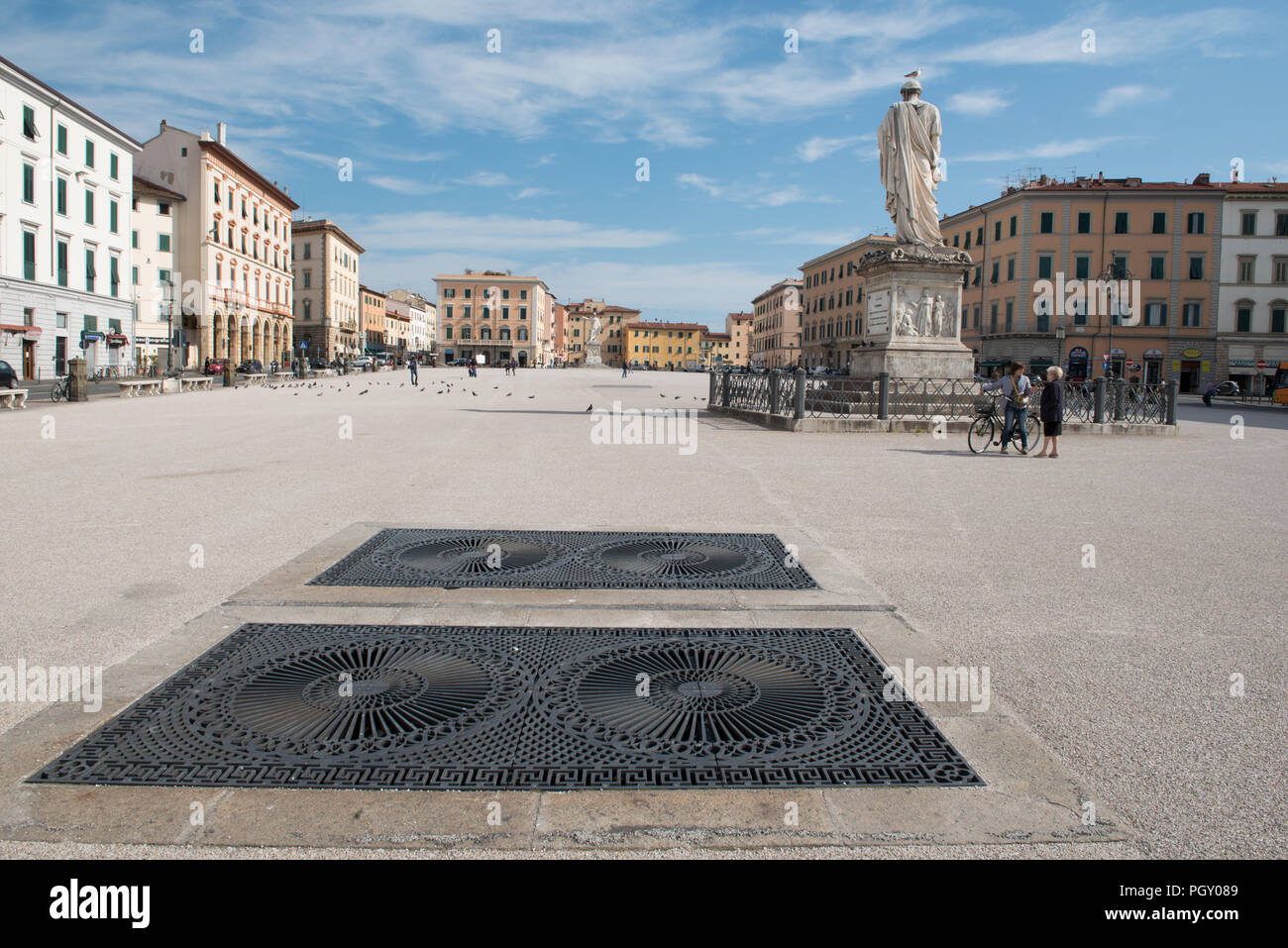 Piazza della Repubblica (place de la République ) pas exatly un endroit, c'est e plus important employeur privé en Italie pont Banque D'Images