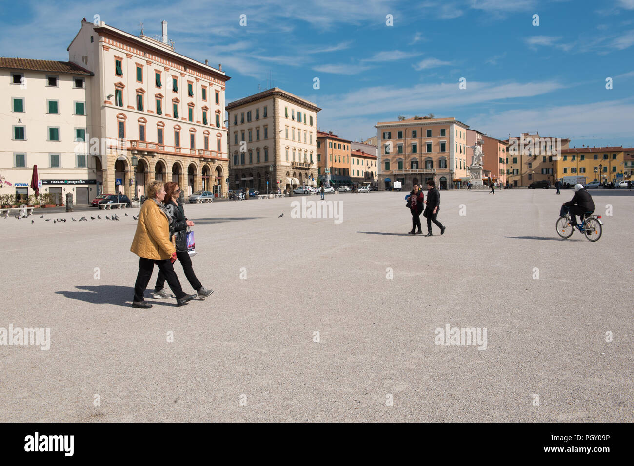 Piazza della Repubblica (place de la République ) pas exatly un endroit, c'est e plus important employeur privé en Italie pont Banque D'Images