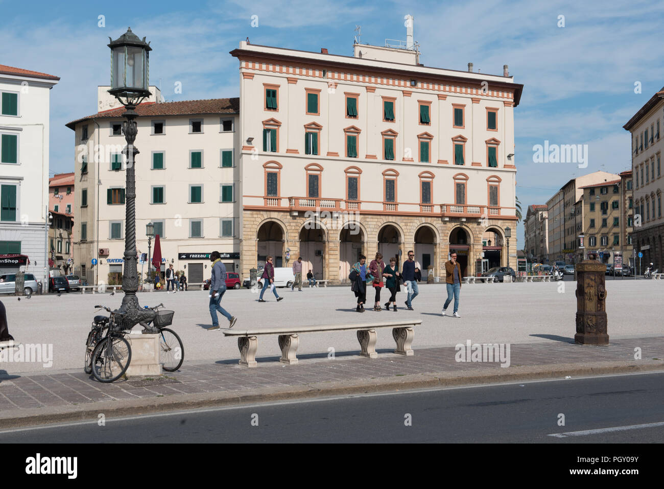 Piazza della Repubblica (place de la République ) pas exatly un endroit, c'est e plus important employeur privé en Italie pont Banque D'Images