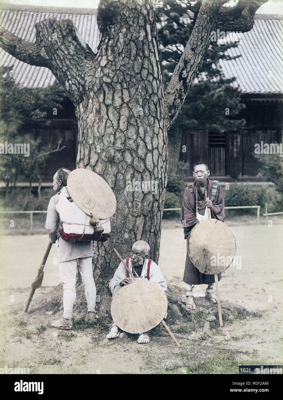 [ 1880 Japon - pèlerins bouddhistes reposant à Temple ] - Trois pèlerins sont au repos dans un arbre de pin vieilli dans ce qui semble être le terrain d'un temple bouddhiste. Ils portent des vêtements blancs, sugegasa (laîche-des chapeaux) et waraji (paille sandales). Ils sont également titulaires d'effectuer des bâtons de marche et des sacs à dos primitive. Ils sont en pèlerinage à Kotohira-gu Temple, mieux connu sous le nom de Konpira-san, dans la préfecture de Kagawa. 19e siècle vintage albumen photo. Banque D'Images