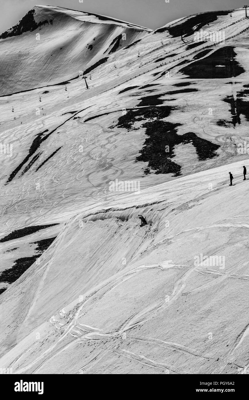 Un snowboarder freeride sauter d'une falaise et fait son truc Banque D'Images