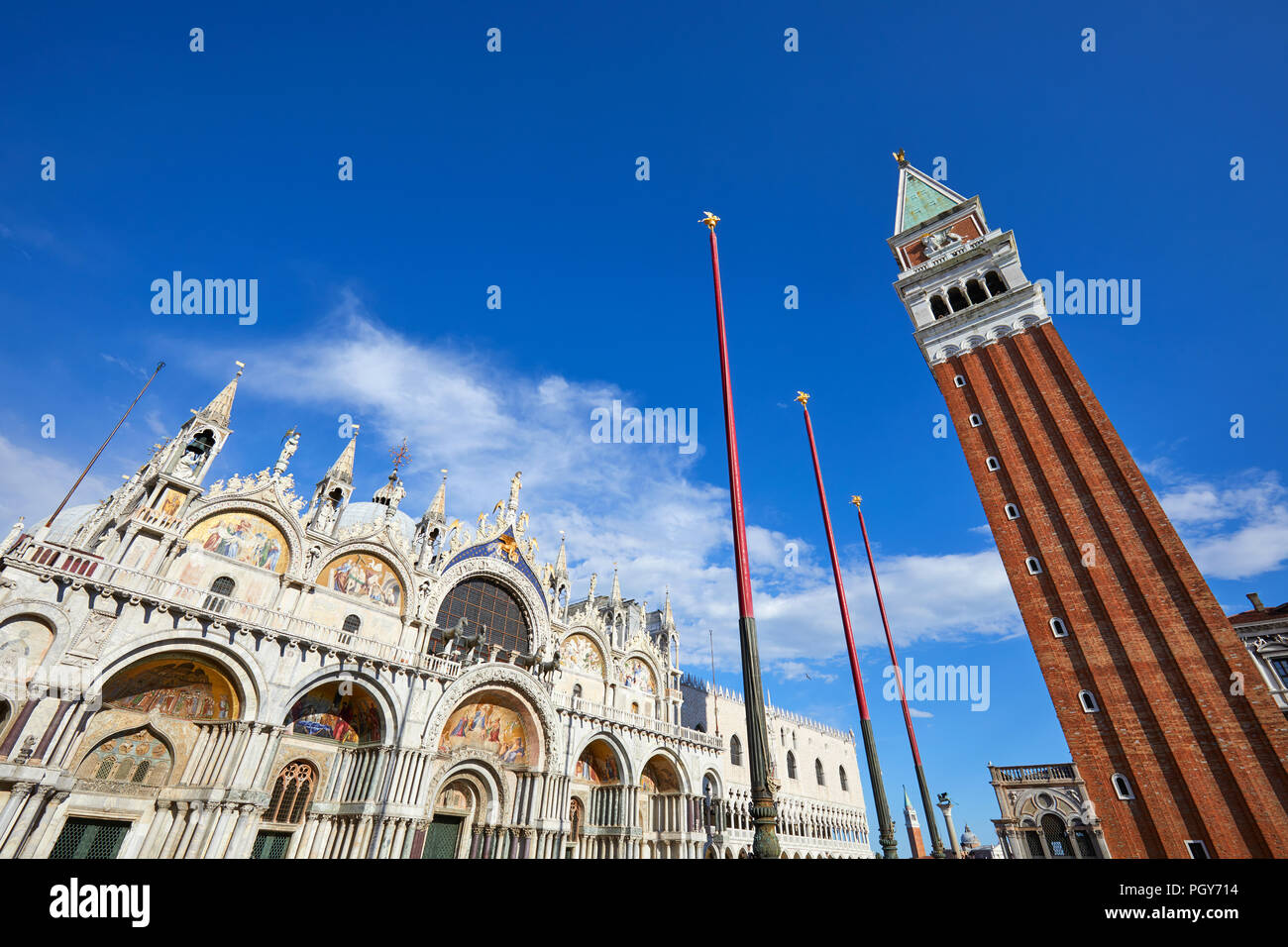 Façade de la basilique Saint Marc à Venise et clocher, ciel bleu dans une journée ensoleillée en Italie Banque D'Images