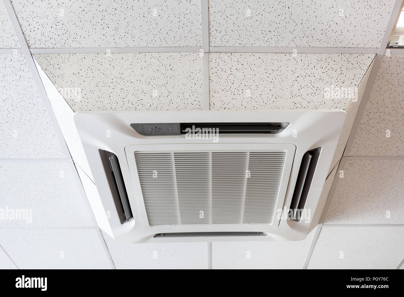 Fixé au plafond, grand air-conditionné dans office, vue en gros Banque D'Images