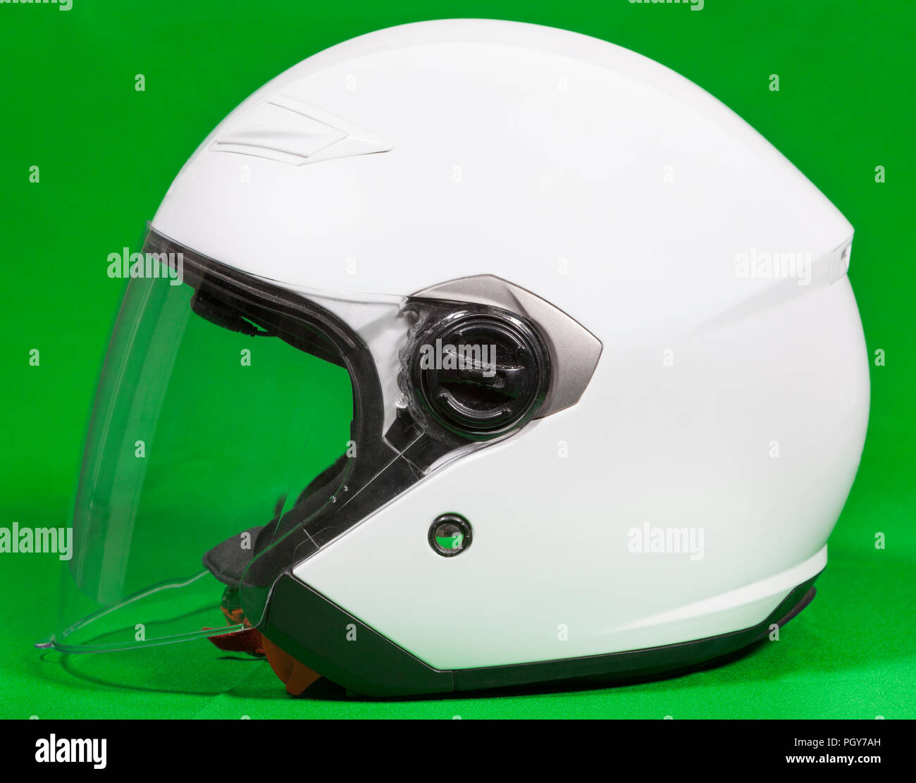 Face ouverte white casque de moto avec visière, vue de côté, un fond vert Banque D'Images
