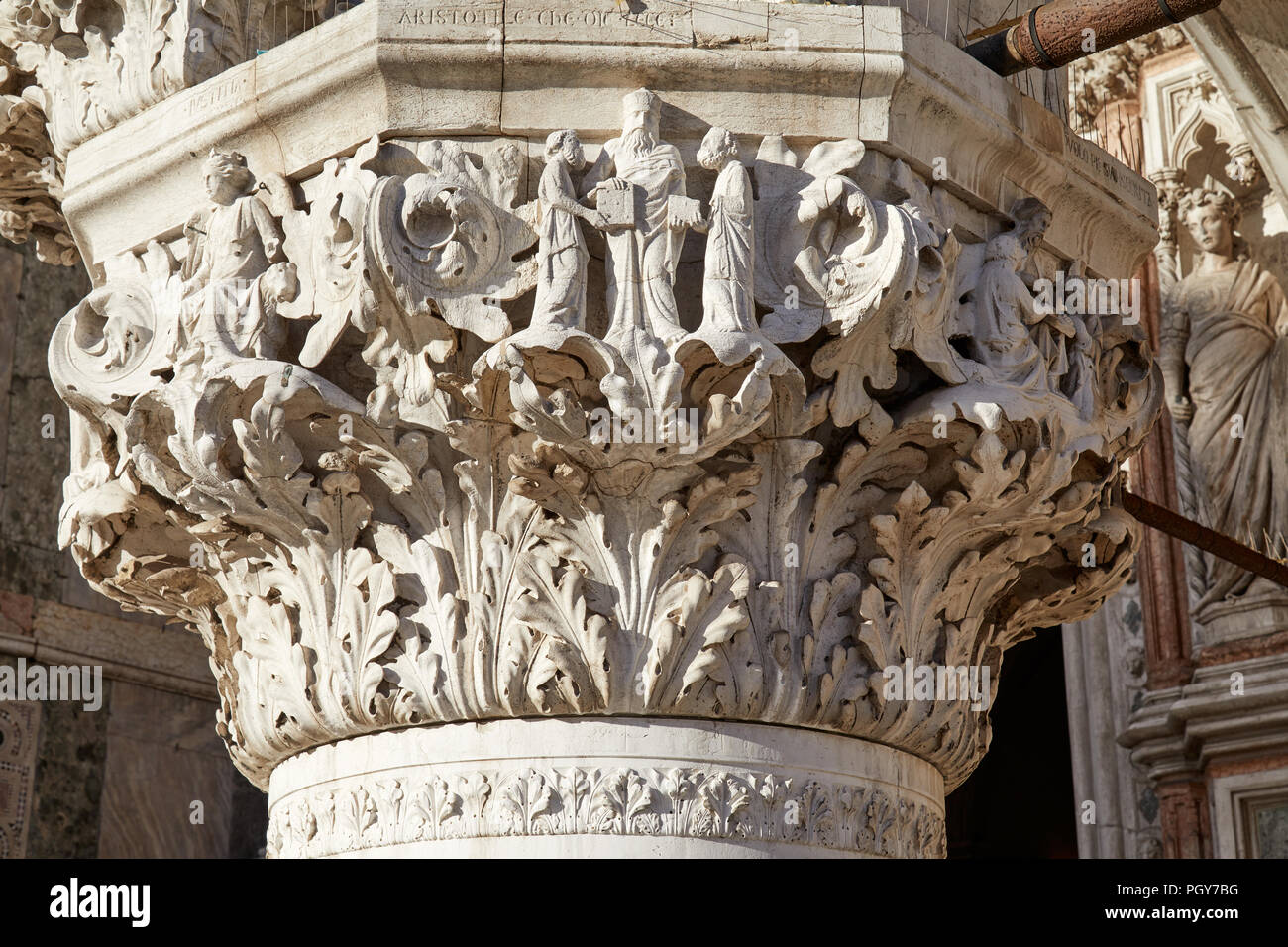 Venise, capitale de la sculpture antique blanc avec des caractères de Doge palace dans une journée ensoleillée Banque D'Images