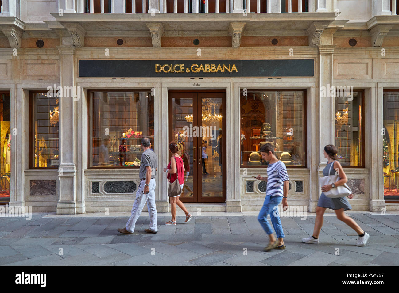 Dolce et Gabbana store avec de grandes fenêtres et de personnes marchant à Venise, Italie Banque D'Images