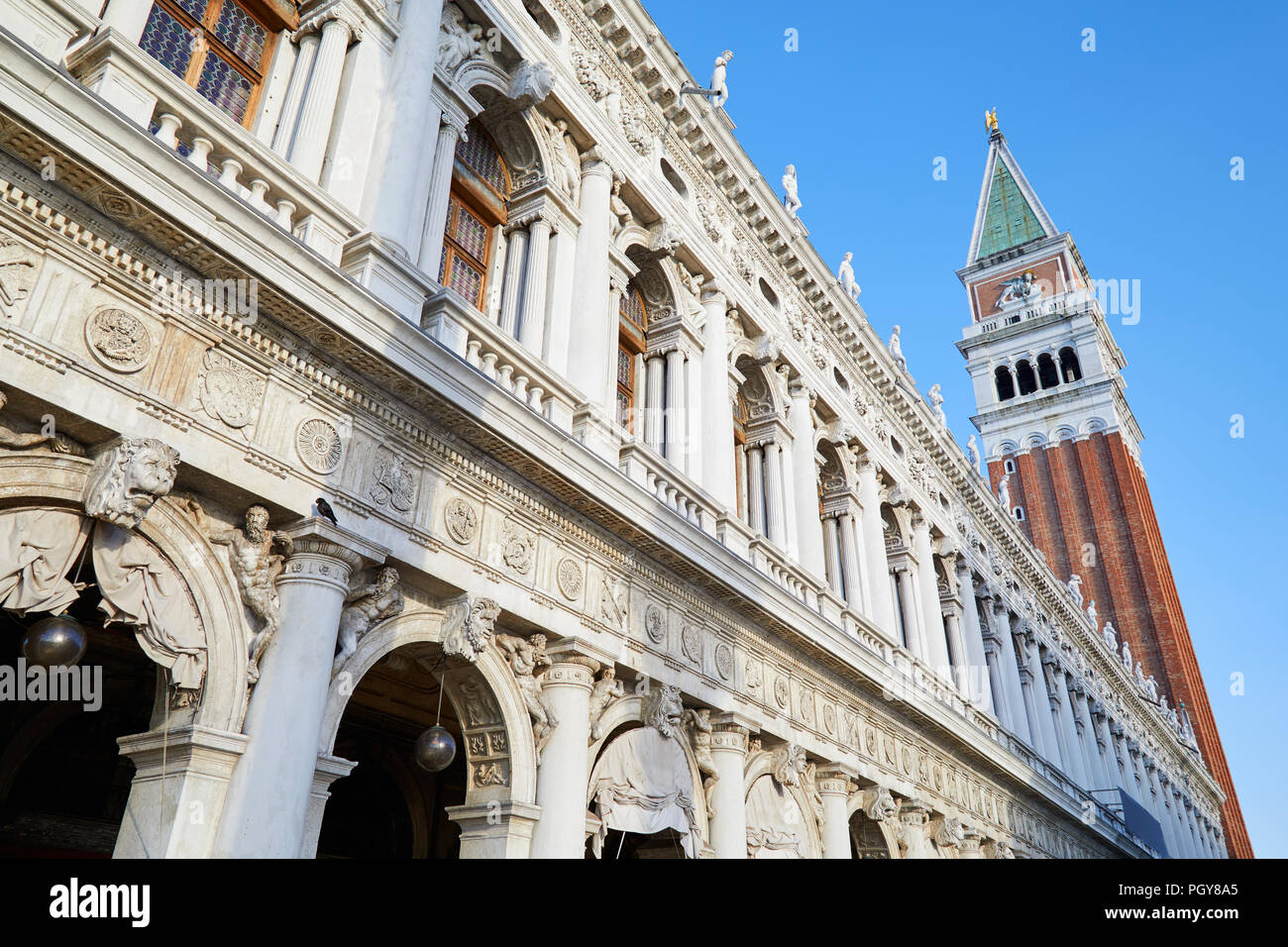 Façade de la Bibliothèque Nationale Marciana et San Marco clocher, ciel bleu clair à Venise, Italie Banque D'Images