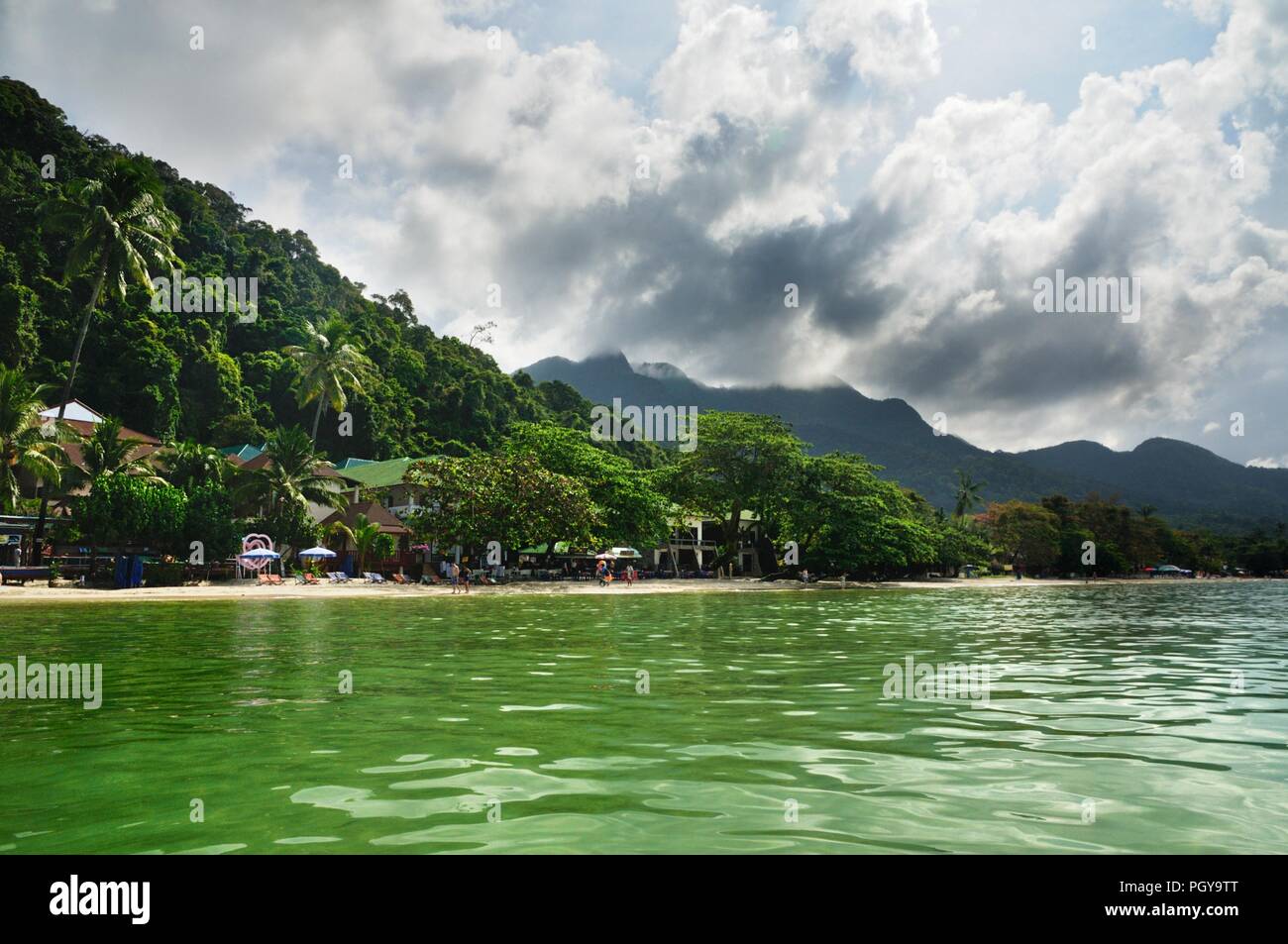 La plage de sable blanc. L'île de Koh Chang, Thaïlande. Banque D'Images