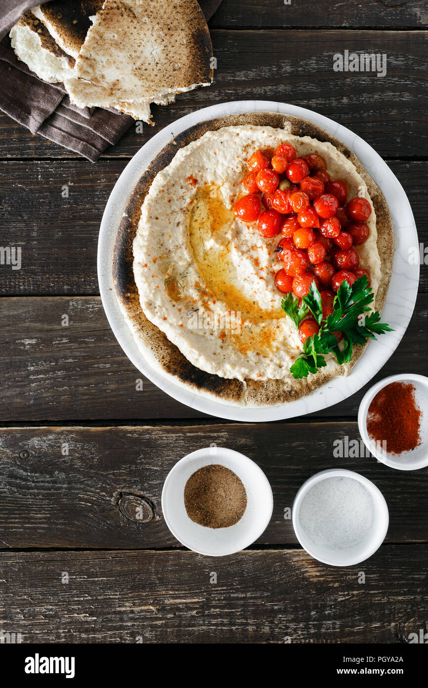 Le pois chiche houmous servi sur pain plat avec tomates cerises, vue du dessus Banque D'Images