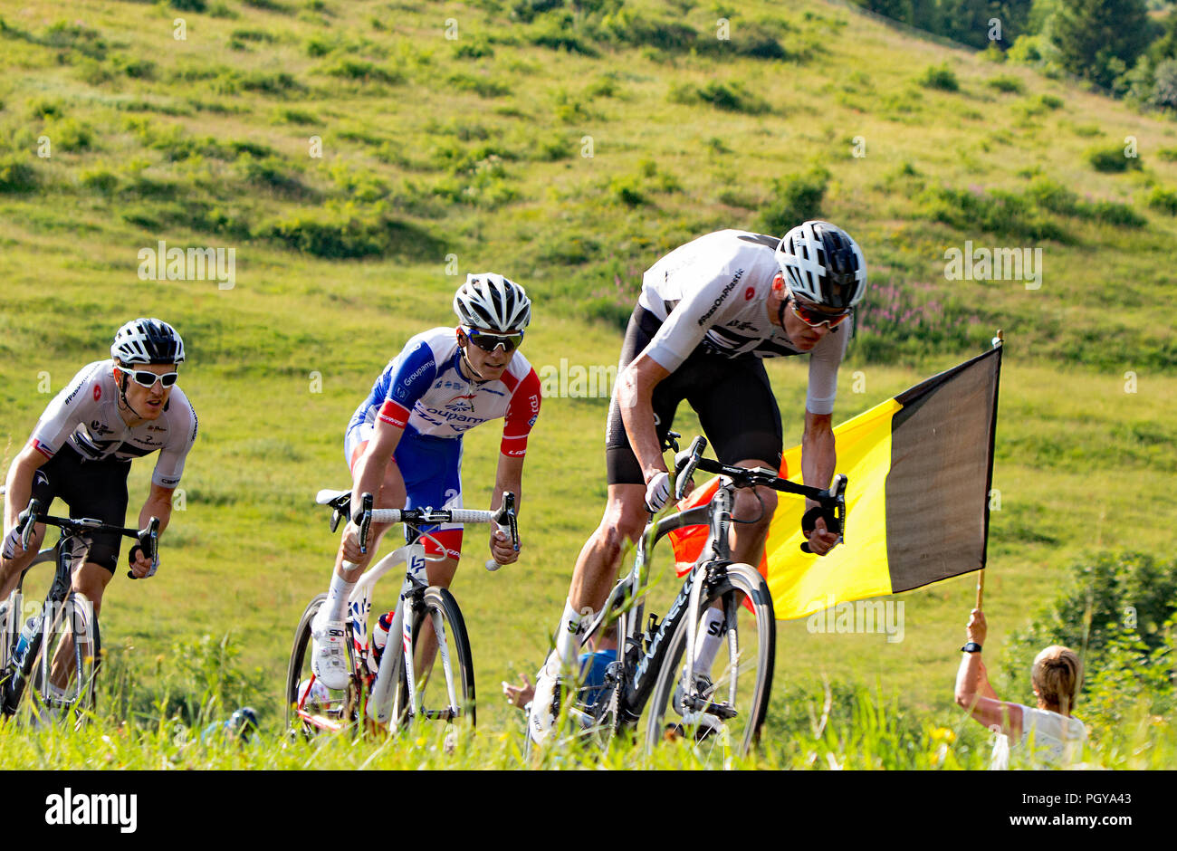 Les cyclistes à l'écart d'un virage en descente à partir du col de la Colombière, Le Grand Bornand, 10e étape du Tour de France. Banque D'Images