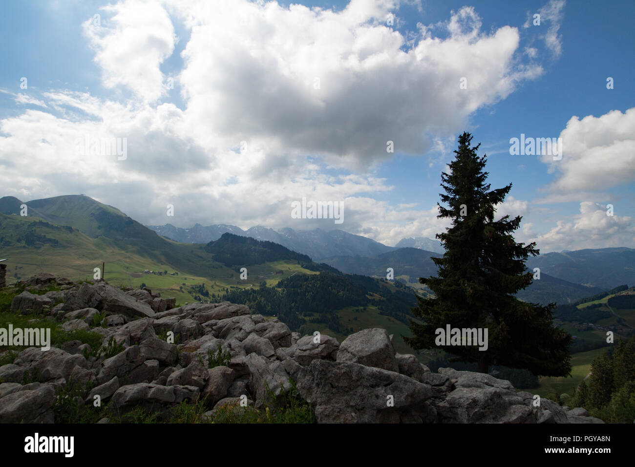 Vue de tours vers la clusaz et d'autres montagnes dans les Alpes françaises. Banque D'Images