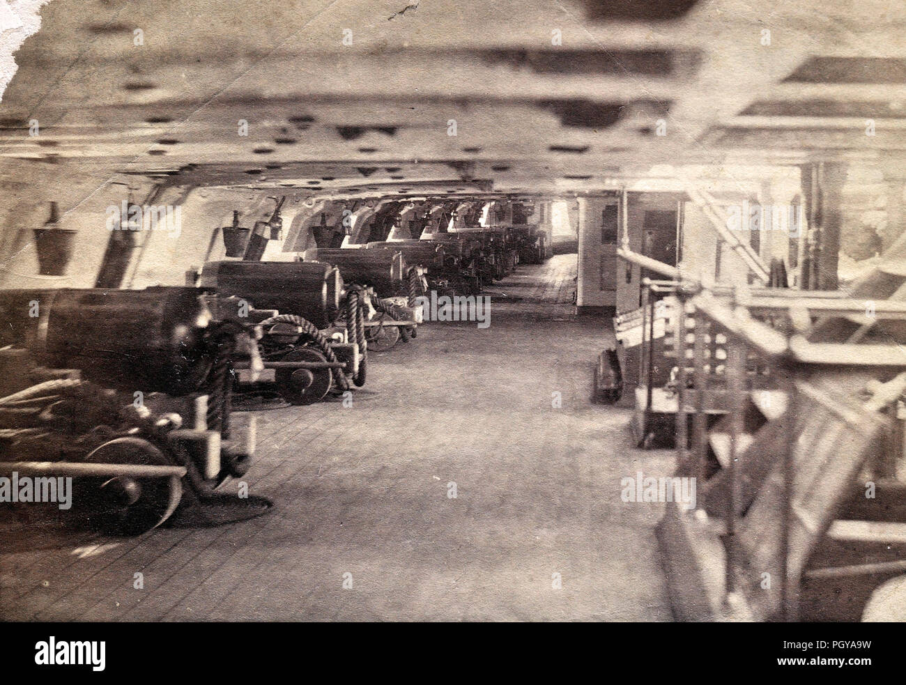 Batterie sous les armes à chargement par la bouche Piro Corvette Princess Clotild Banque D'Images