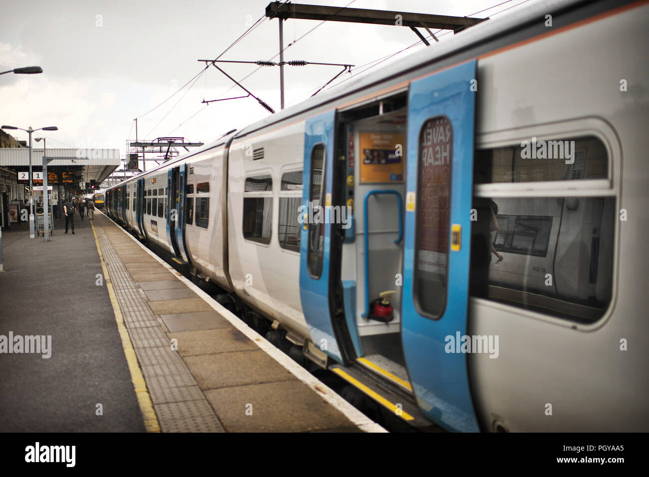 Train vide en attente sur la plate-forme à Cambridge station sur un après-midi nuageux Banque D'Images