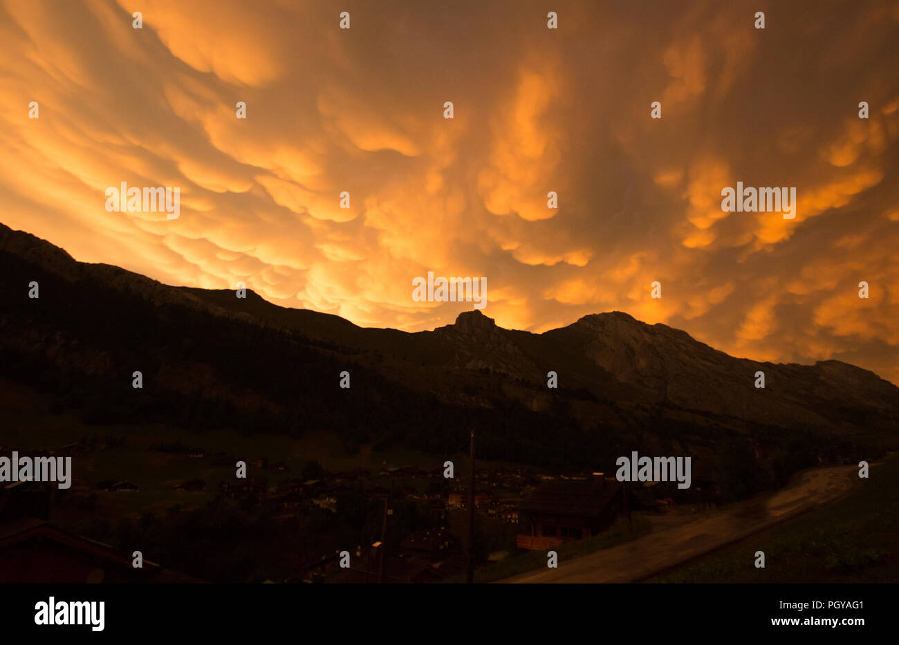 Après l'orage et au coucher du soleil, la vue depuis les Outalays vers le vieux village de Le Chinaillon, Le Grand Bornand. Haute Savoie France. Banque D'Images