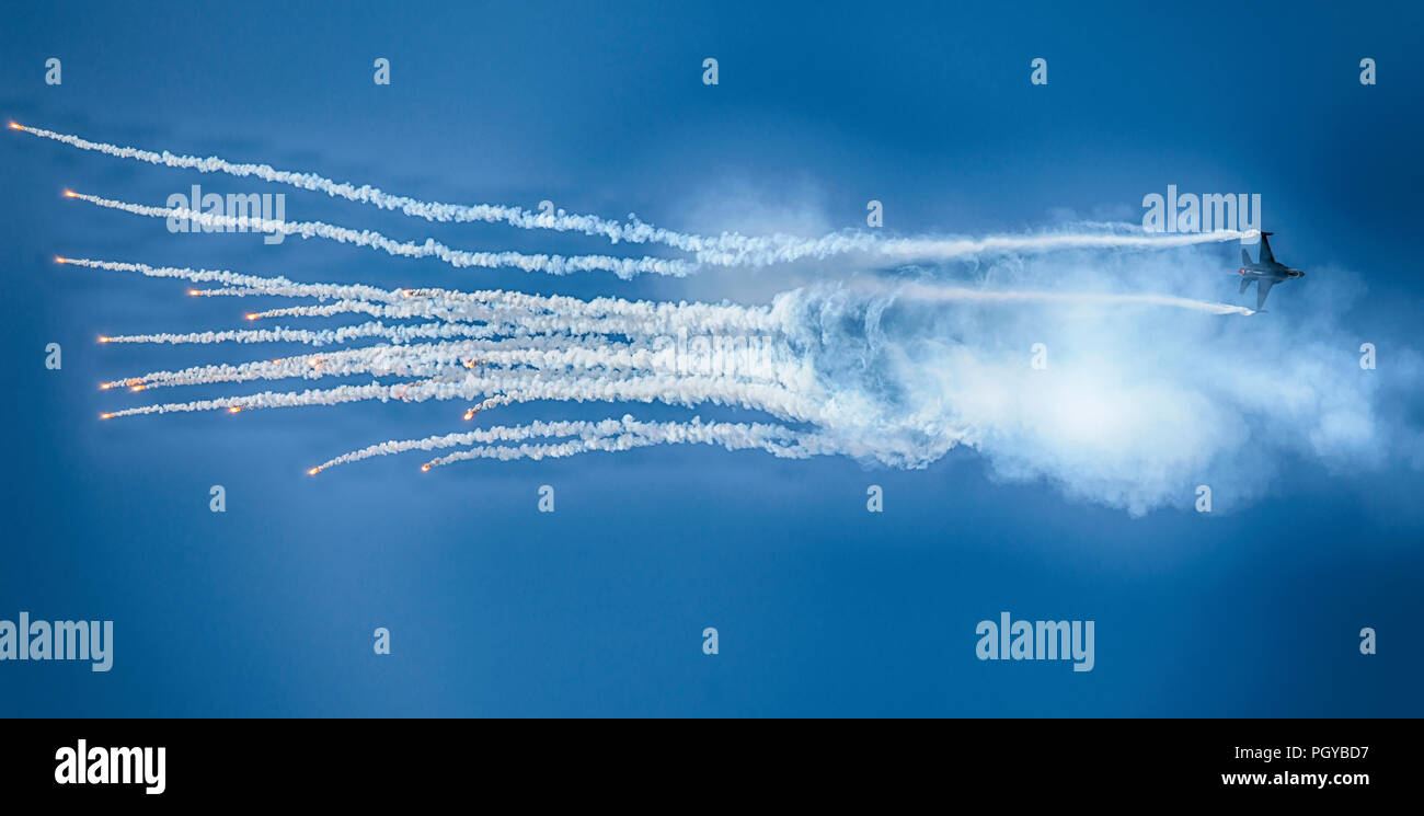 La composante aérienne belge F-16 solo display team déclenche des poussées à l'Airshow Eastbourne 2017 au Royaume-Uni Banque D'Images
