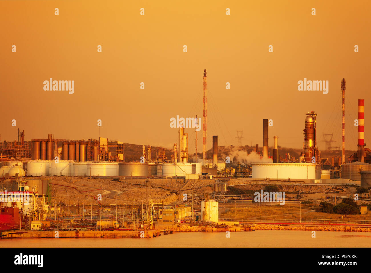 Vue panoramique sur Port de Bouc usine pétrochimique pendant le coucher du soleil Banque D'Images