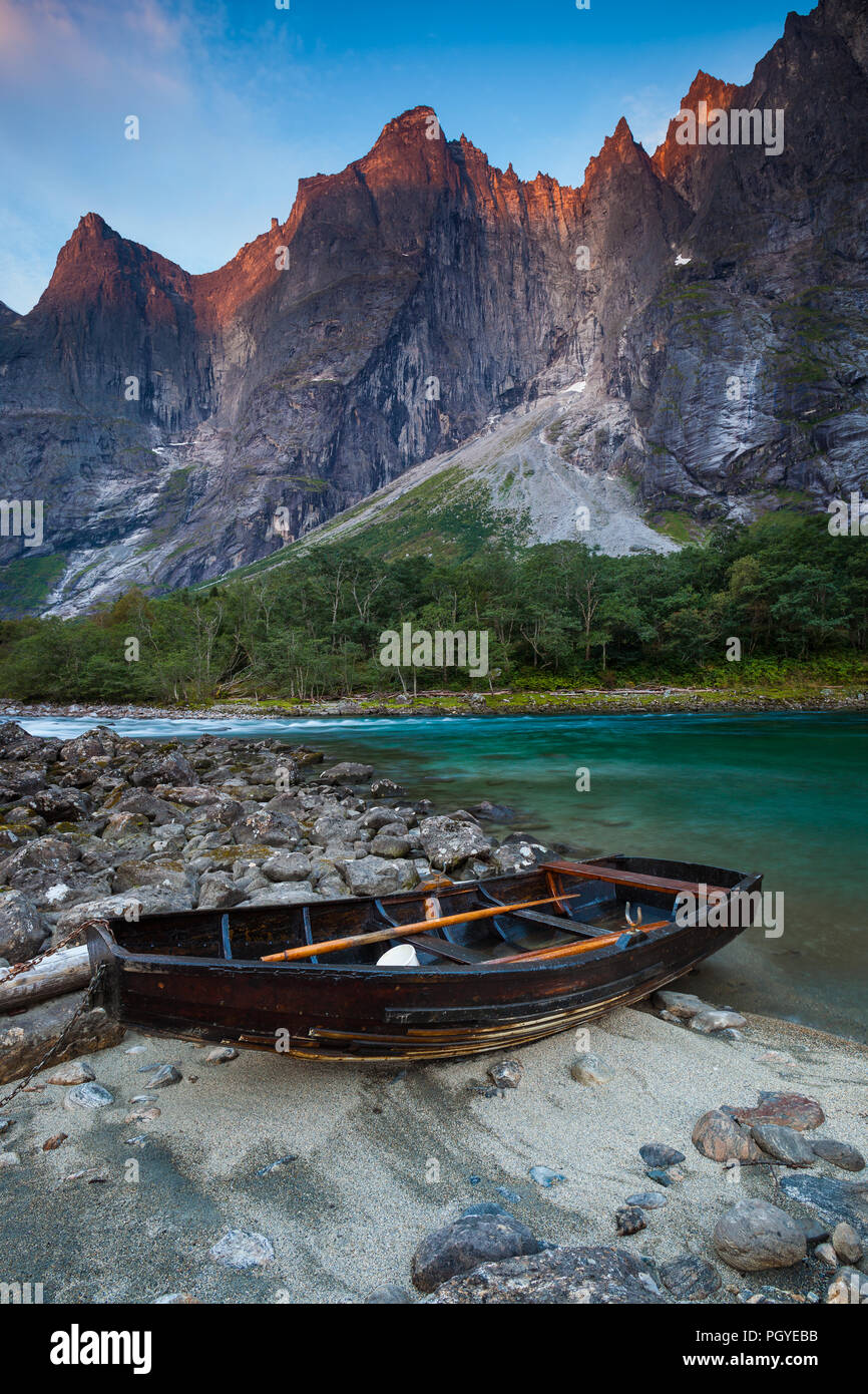 Début de l'automne matin alpenglow sur Trollveggen, ou le mur de Trollette, et les sommets Trolltindene dans la vallée de Romsdalen, Rauma kommune, Norvège. Banque D'Images