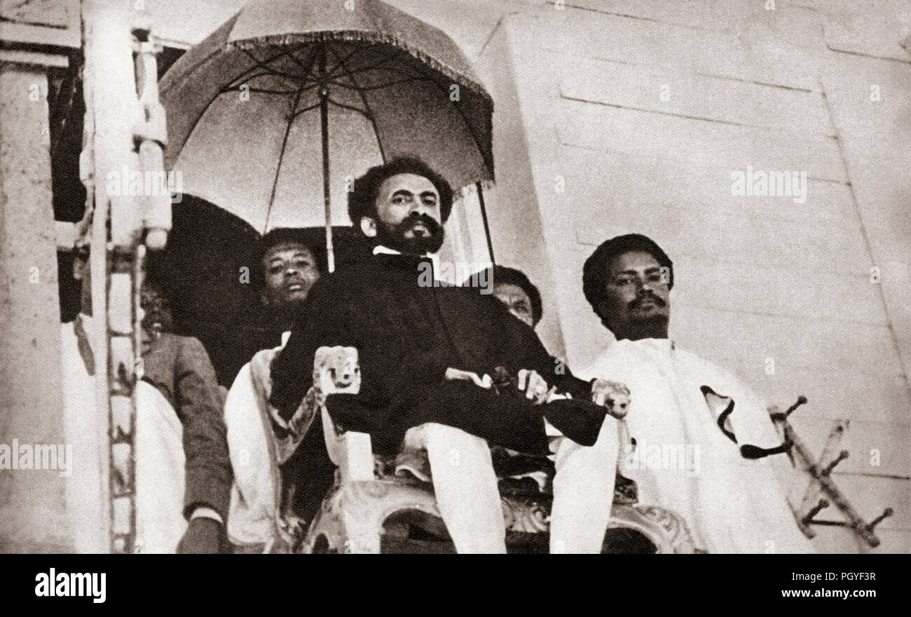 Haile Selassie I, 1892 - 1975, né Ras Tafari Makonnen. L'Éthiopie a regent de 1916 à 1930 et empereur de 1930 à 1974. Vu ici à regarder ses troupes à Addis-Abeba en 1935. À partir de ces années, publié en 1938. Banque D'Images