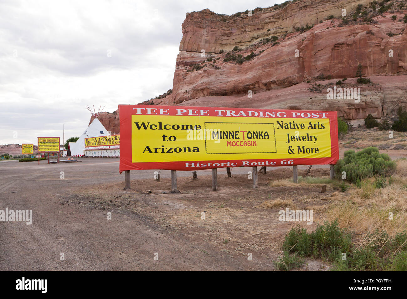Tee Pee Trading Post sign- Arizona USA Banque D'Images