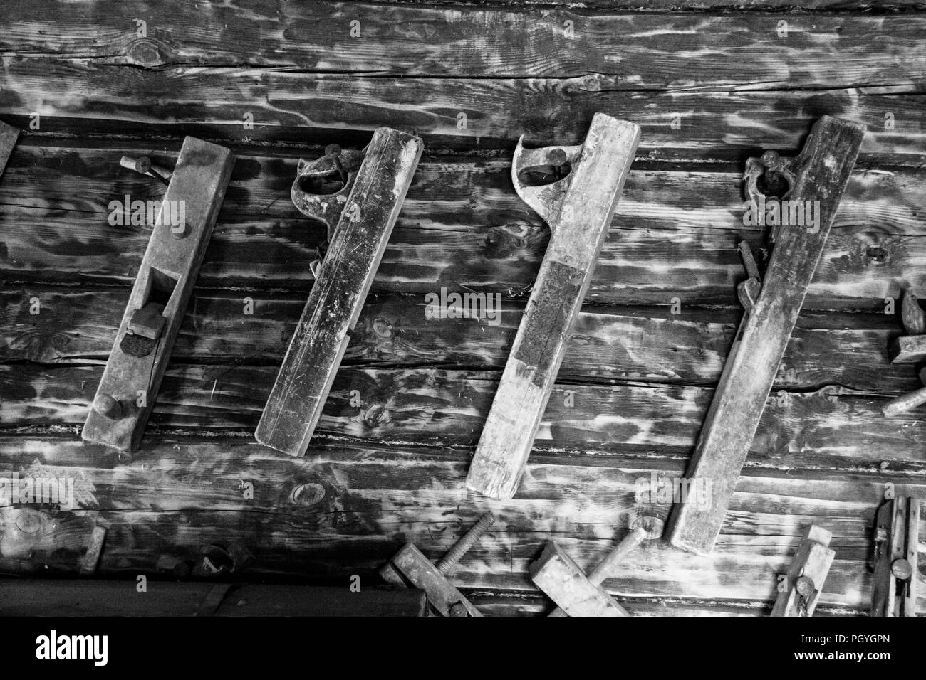 Collection de vieux bois outils à bois Vintage Jack avion sur le mur en bois de l'équitation. Banque D'Images