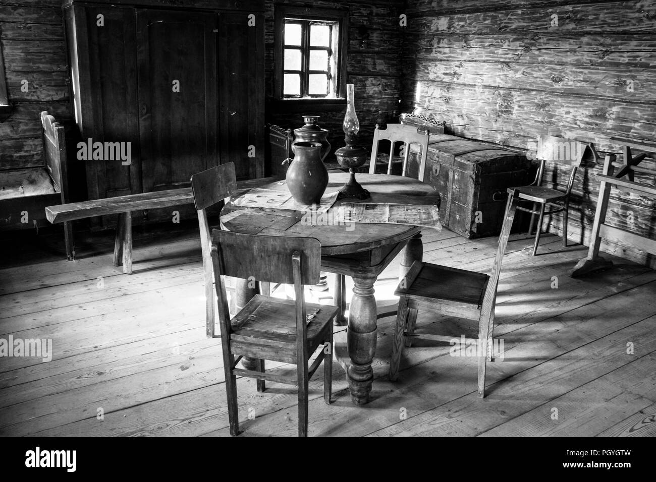 Vintage Chambre avec lit, table et chaises dans la vieille maison rurale. Banque D'Images