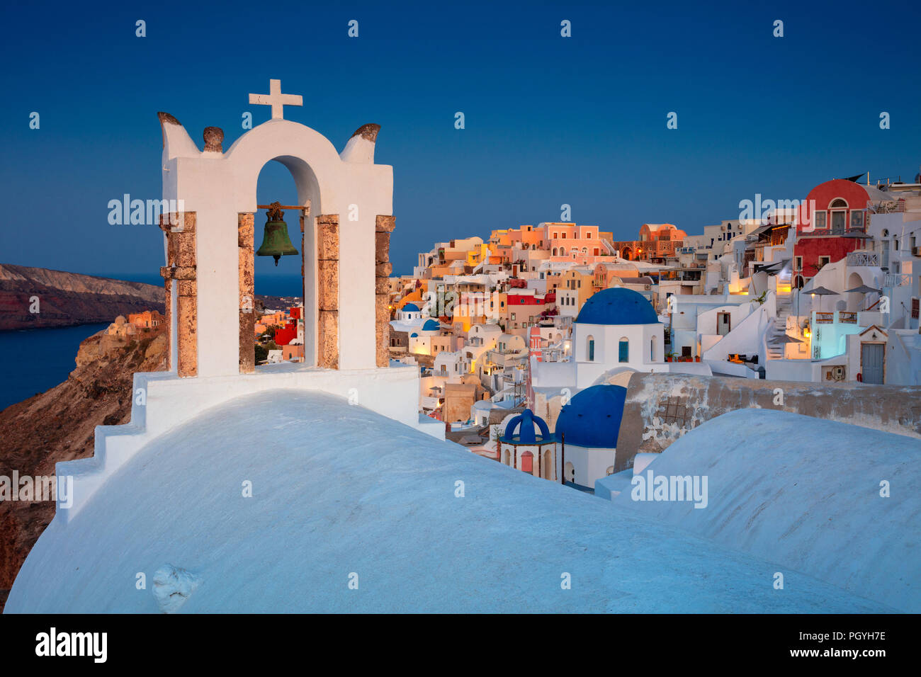 Oia, Santorin. Image du célèbre cyclades Oia village situé à l'île de Santorin, sud de la mer Egée, en Grèce. Banque D'Images