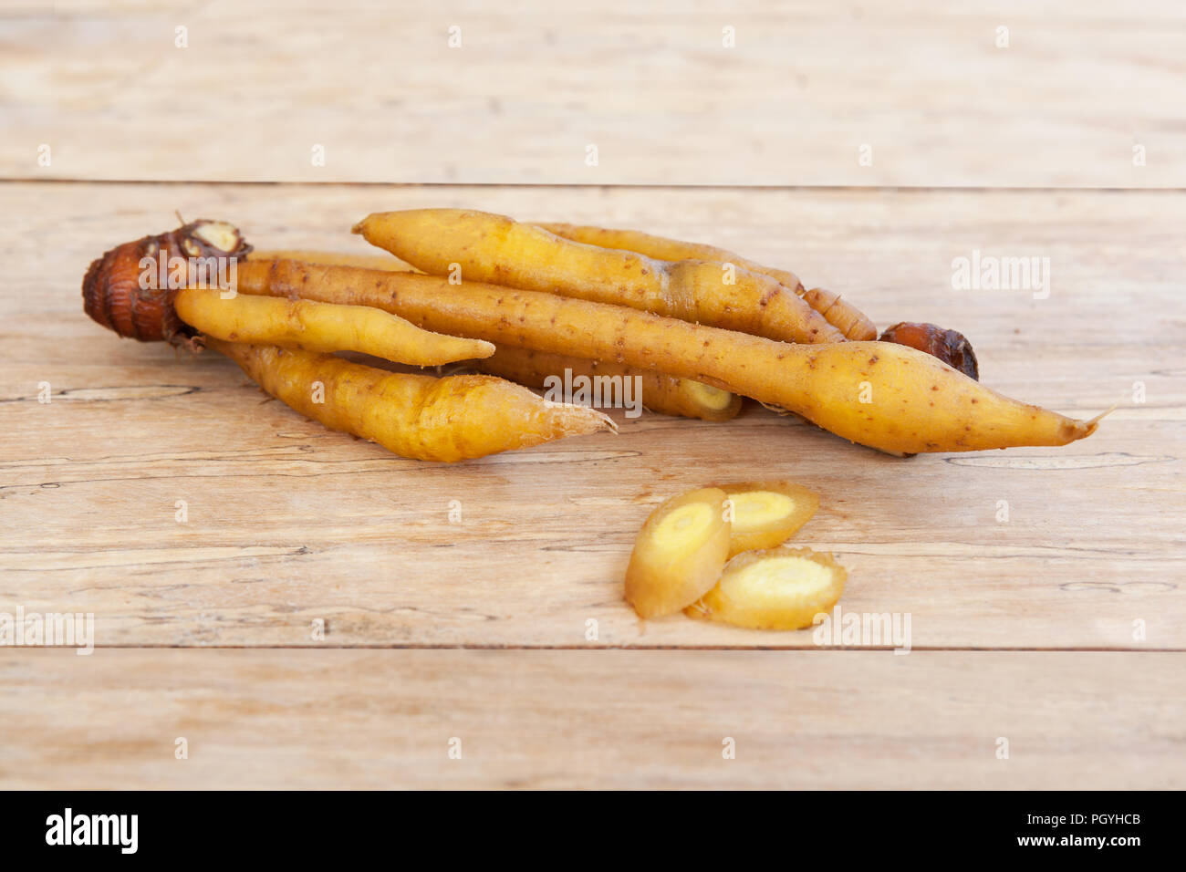 Fingerroot sur table en bois brut. Boesenbergia rotunda, herbes culinaires. Banque D'Images