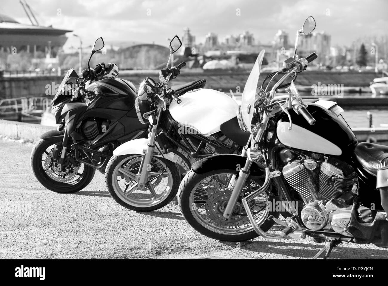 Trois motos se tenant dans la ligne, noir et blanc image vintage Banque D'Images