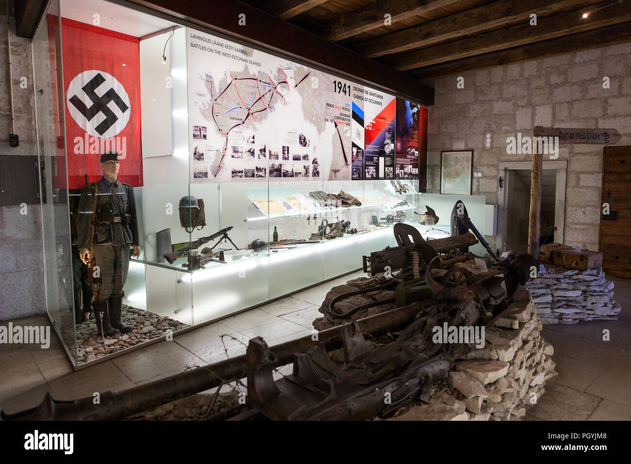 KURESSAARE, ESTONIE - CIRCA MAR, 2018 : soldat allemand avec un drapeau nazi et soviétique d'armes et de raretés. L'exposition essaie d'afficher les activités o Banque D'Images