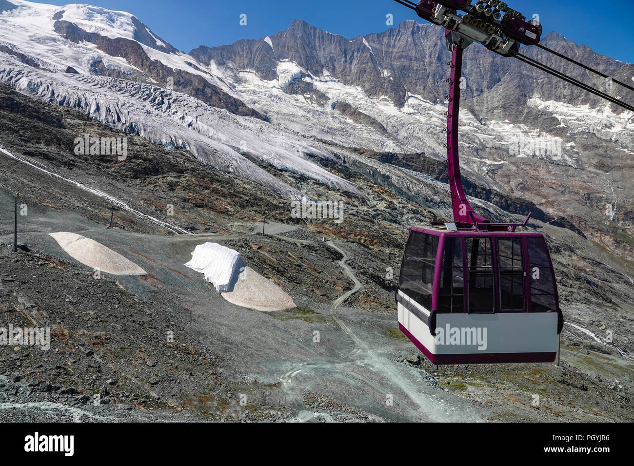Téléphérique Alpin Express Au Dessus De Saas Fee Avec Dom
