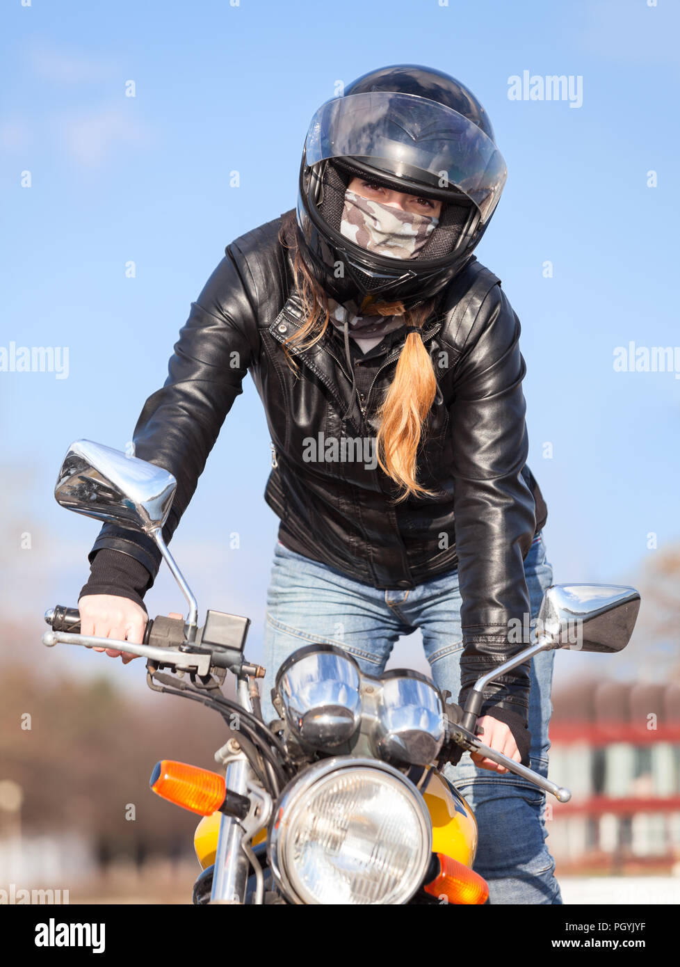 Stunt rider debout sur la moto tout en tour simple, l'équilibrage Photo  Stock - Alamy