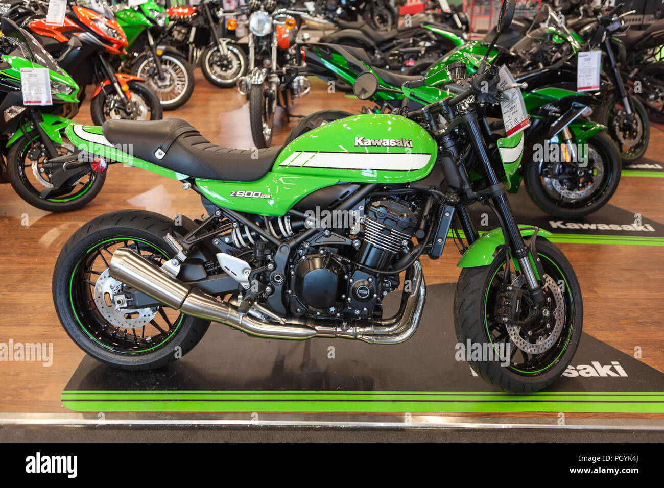 HELSINKI, FINLANDE-circa 2018, APR : Modern Moto Kawasaki Z900R Cafe est en  showroom de Biketeam Vantaa shop. Vente de motos d'occasion, et sc Photo  Stock - Alamy