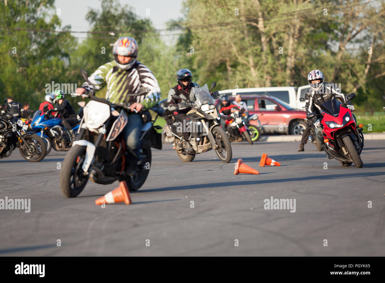 ST. PETERSBURG, RUSSIE - circa 2018 : Les motards peuvent, équitation à travers les cônes rouges sur place urbaine. Manœuvres à haute vitesse. Formation gratuite en gymkhana Banque D'Images