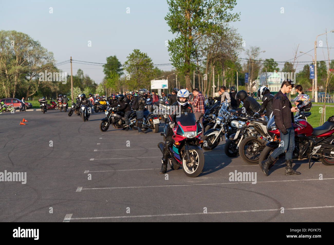 ST. PETERSBURG, RUSSIE - circa 2018 MAI : motocyclistes Rencontrez sur place urbaine pour la communication et conduire ensemble. La formation de compétence comme libre de gymkhana Banque D'Images