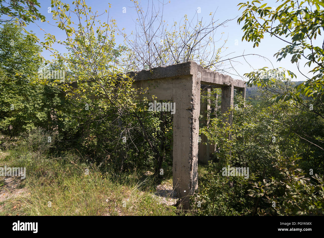 Demeure et ruine de l'ancien régime communiste dans le camp de travail et carrière avec memorial 'Camp' près de Lovetch Lovetch Banque D'Images
