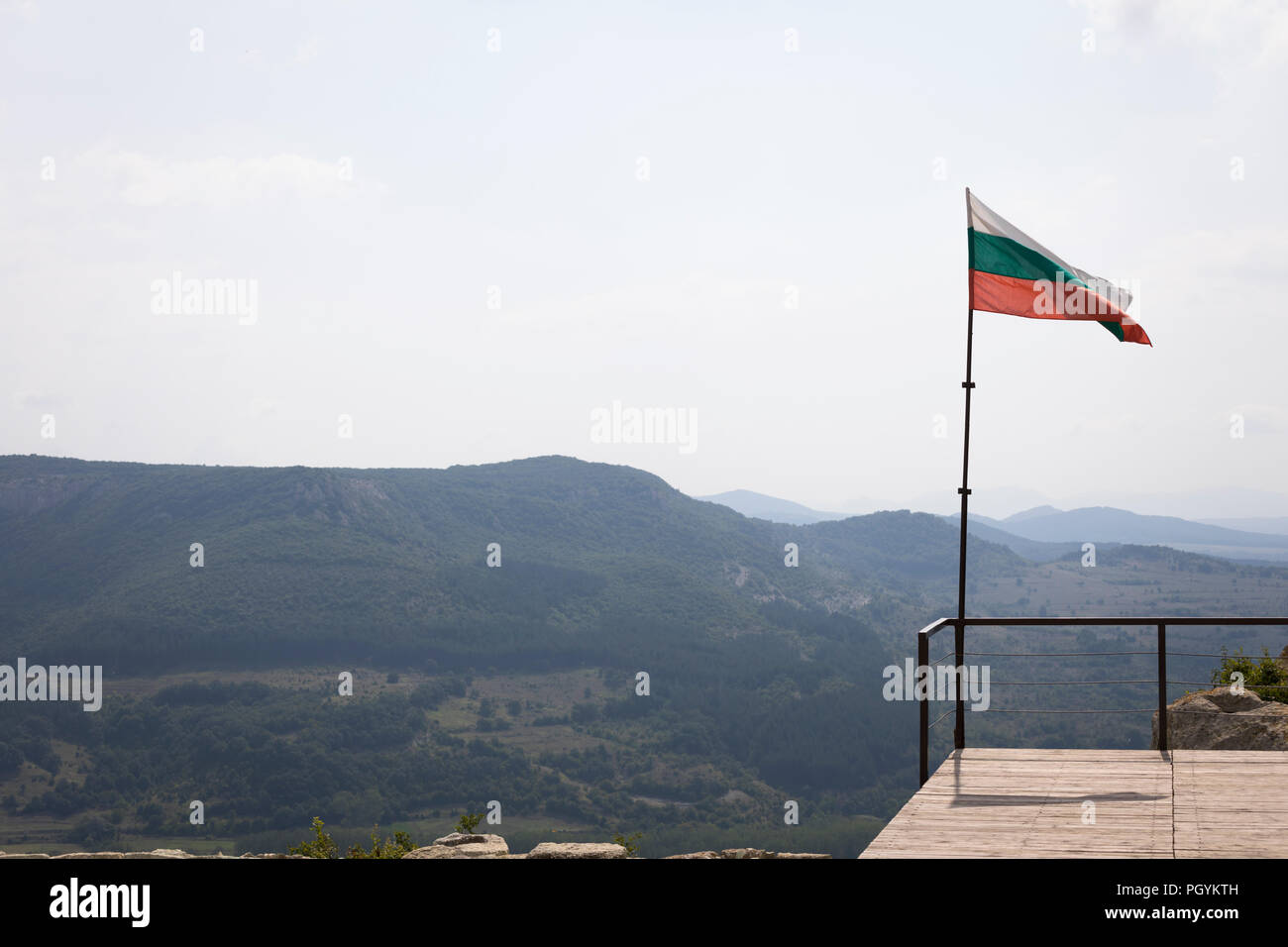 Brandir le drapeau bulgare à Perperikon, paysage avec des montagnes et des forêts Banque D'Images