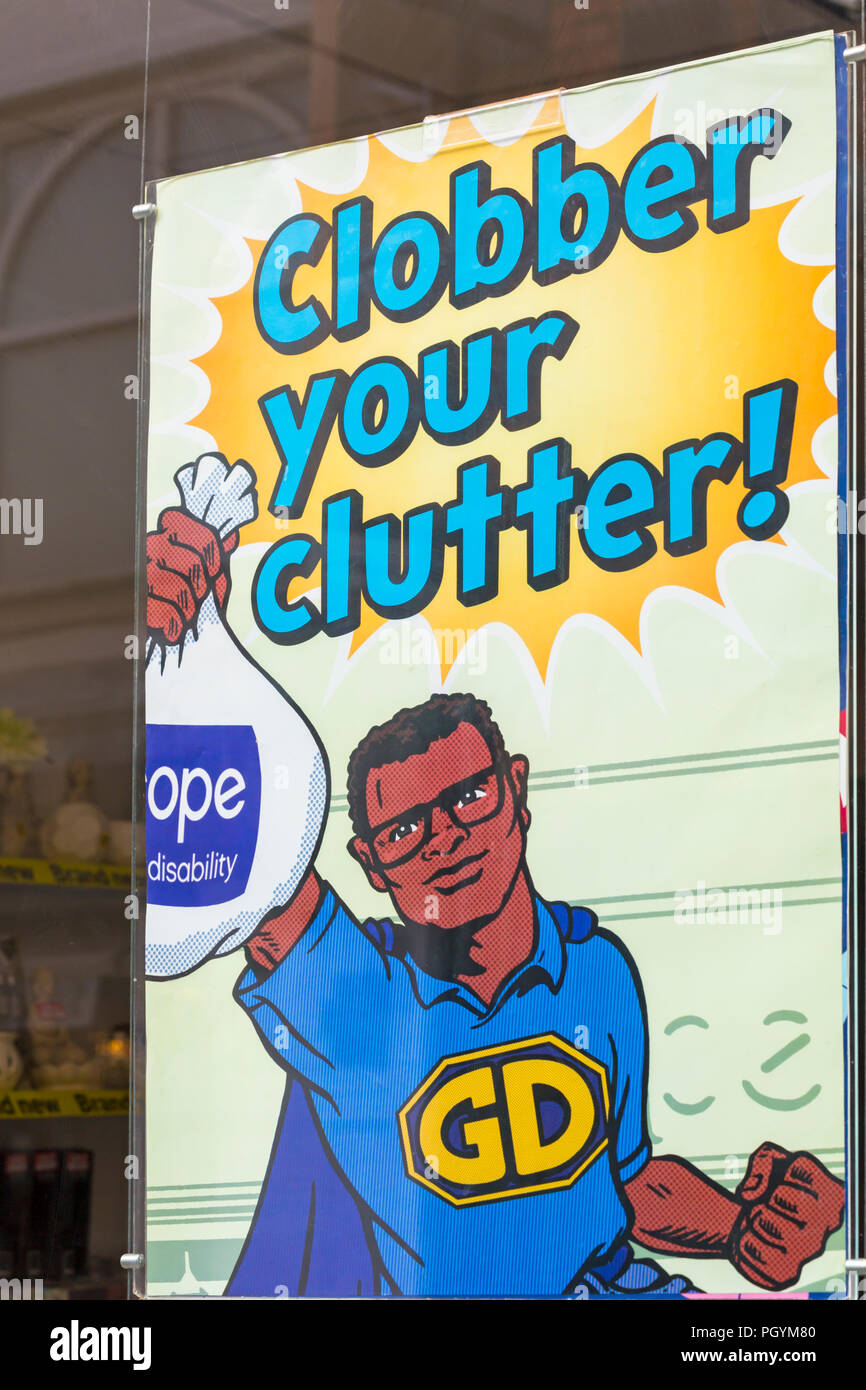 Affiche de clobber Your Clutter dans la boutique de charité Scope à High Street, Lincoln, Royaume-Uni en août Banque D'Images