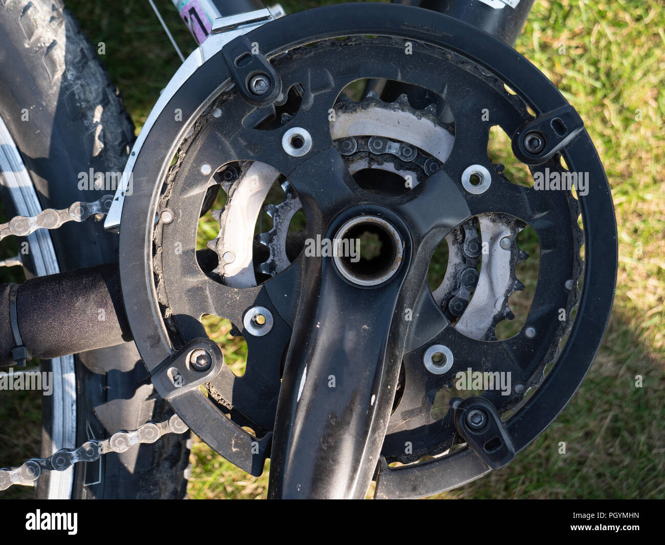 Close up de système à une pédale vtt sale avec chaîne pédaliers Banque D'Images