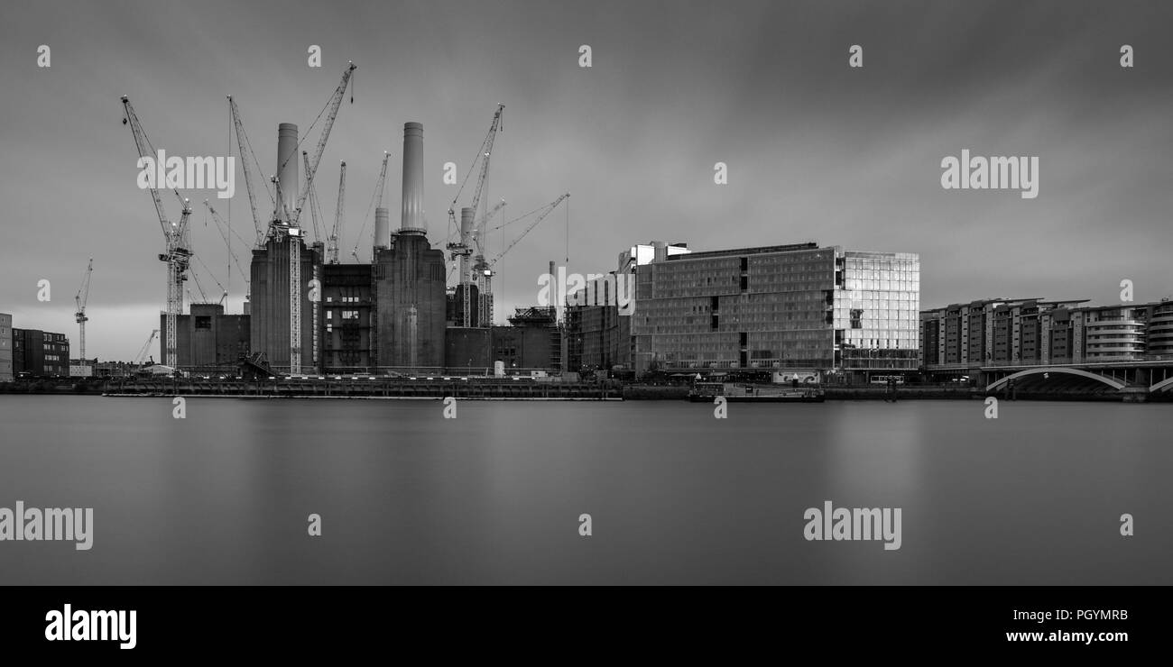 Londres, Angleterre, Royaume-Uni - juin 8, 2018 : grues à tour regroupent autour de la coquille à l'abandon de Battersea Power Station au cours de sa restauration et de conversion, o Banque D'Images