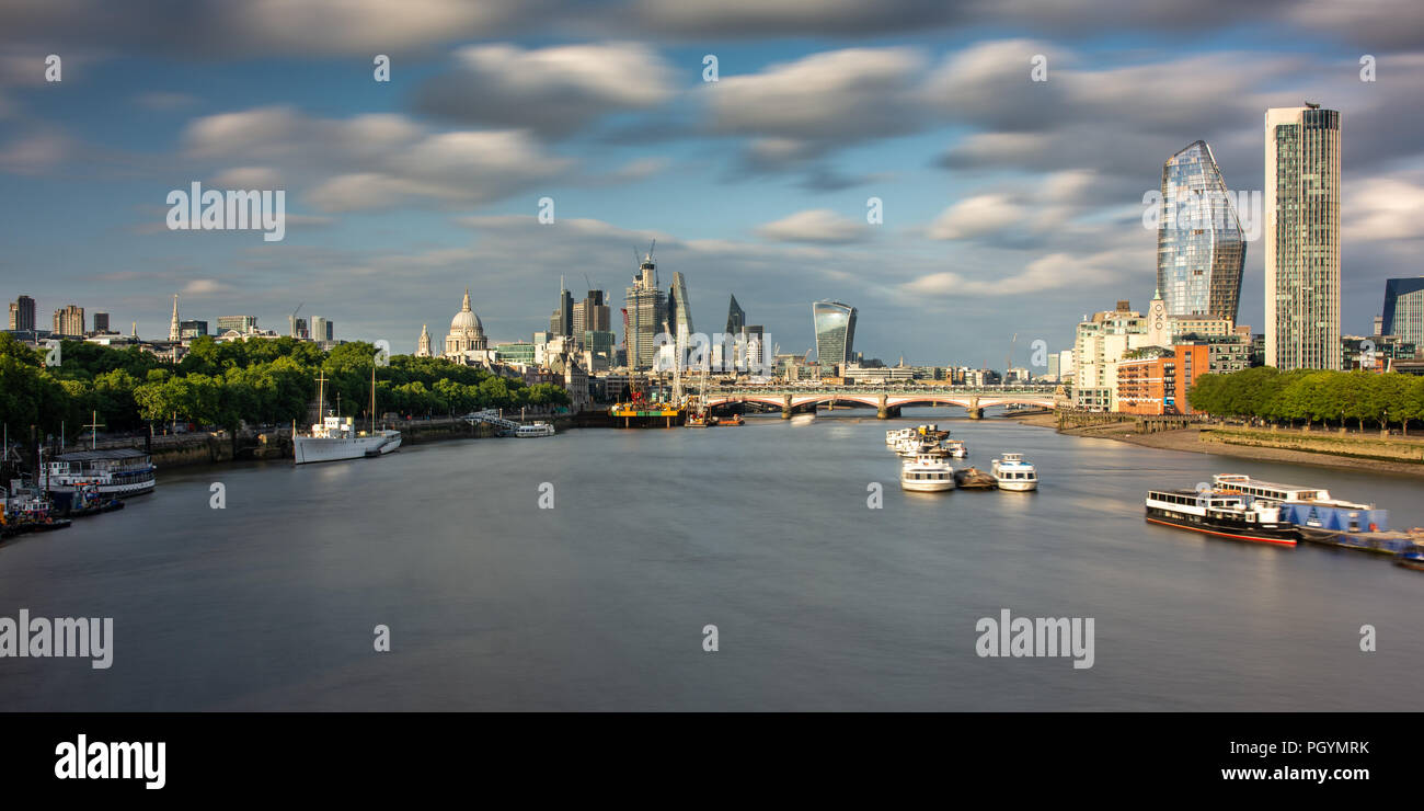Londres, Angleterre, Royaume Uni - 12 juin 2018 : Gratte-ciel de la ville de Londres, lieu derrière la Tamise, Blackfriars Bridge et de la Cathédrale St Paul sur un s Banque D'Images