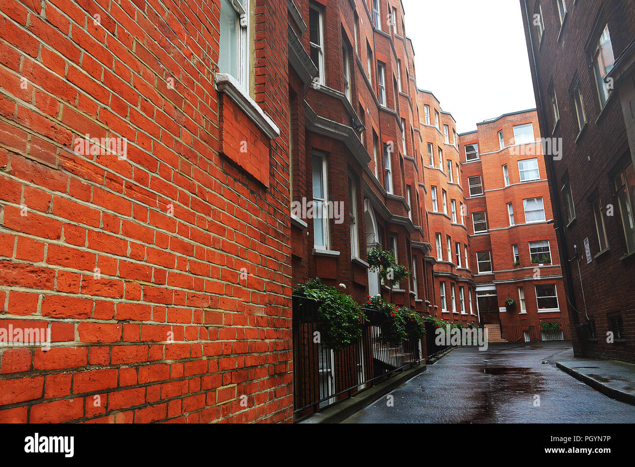 Lane à Londres. Immeubles en brique rouge. Loot de windows. Banque D'Images