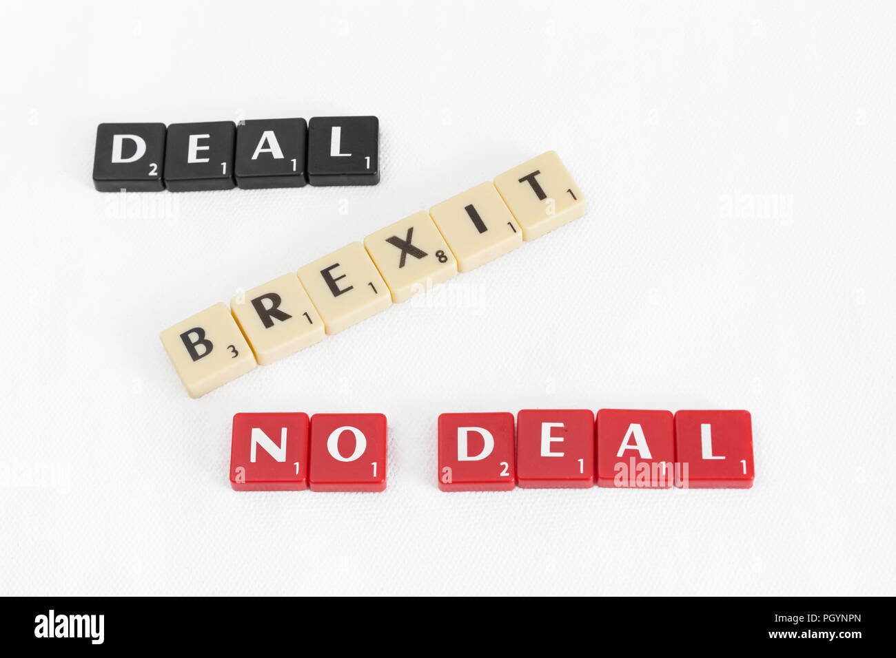 BREXIT Brexit / fin des négociations - jeu Deal or no deal ? Lettre carreaux sur fond neutre texturés. Relations de l'UE UK concept. Banque D'Images