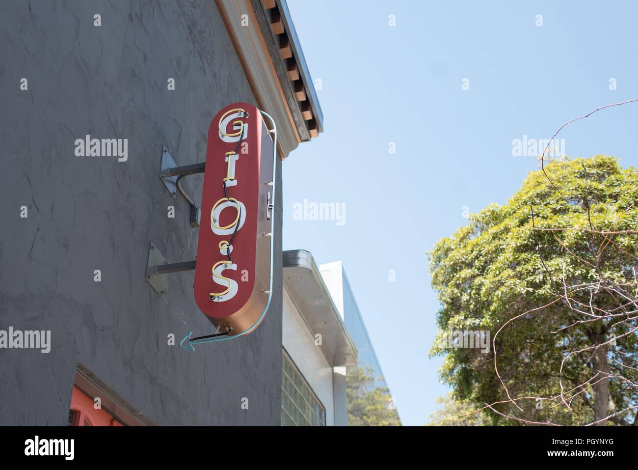 En néon sur la façade de la pétanque intérieure le lieu et la cuisine italienne dans le centre-ville de Gios restaurant Berkeley, Californie, le 17 mai 2018. () Banque D'Images