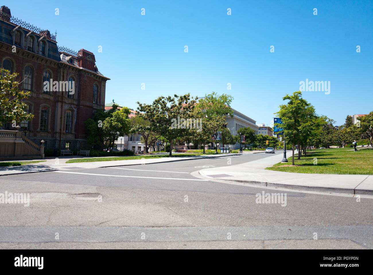 Bâtiments du campus et des routes sur une journée ensoleillée sur le campus principal de l'université de Berkeley dans le centre-ville de Berkeley, Californie, le 21 mai 2018. () Banque D'Images