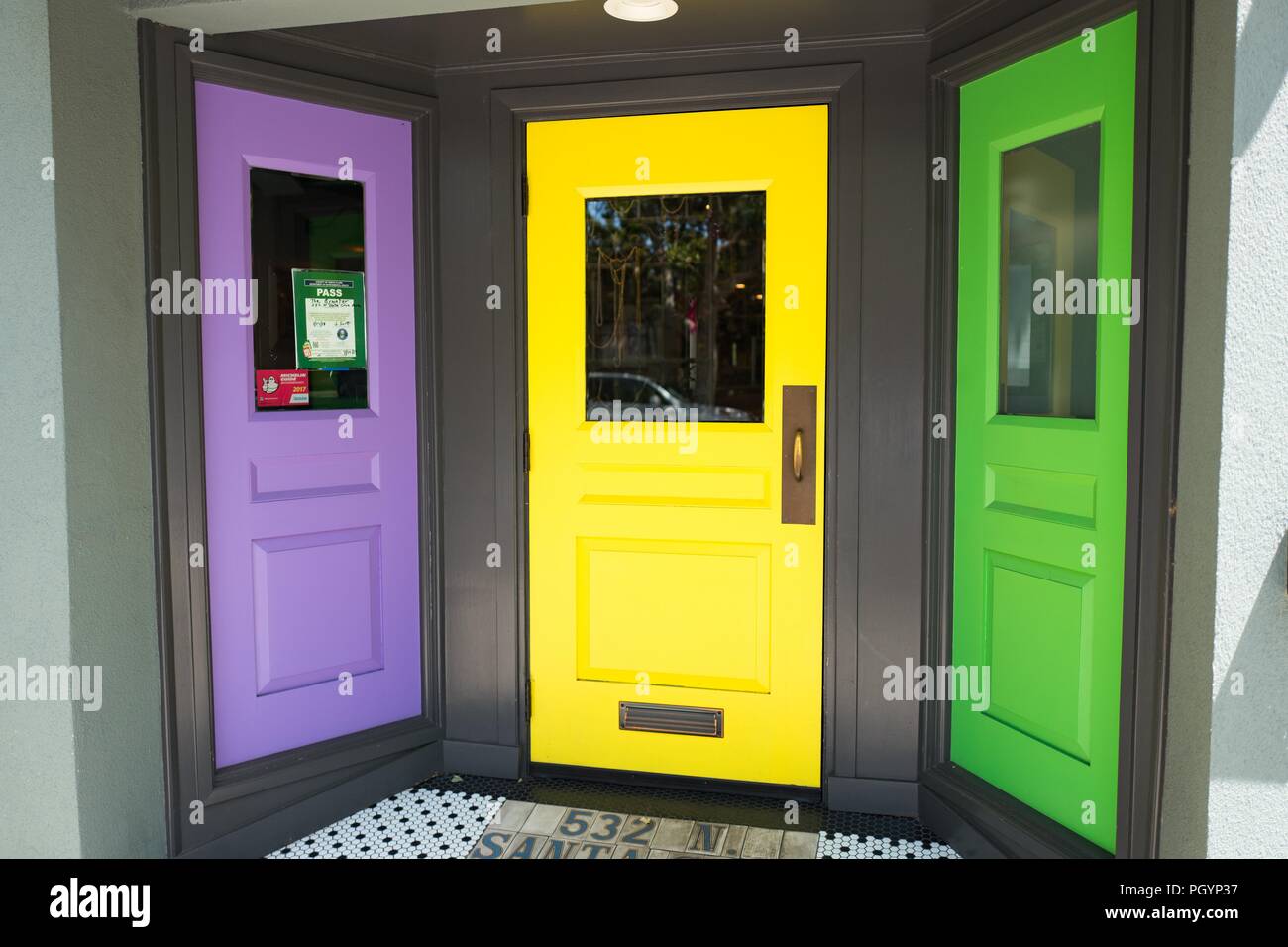 Portes colorées sur la façade de l'Bywater, un style New Orleans restaurant cajun dans la Silicon Valley, Los Gatos, Californie, le 30 mai 2018. () Banque D'Images