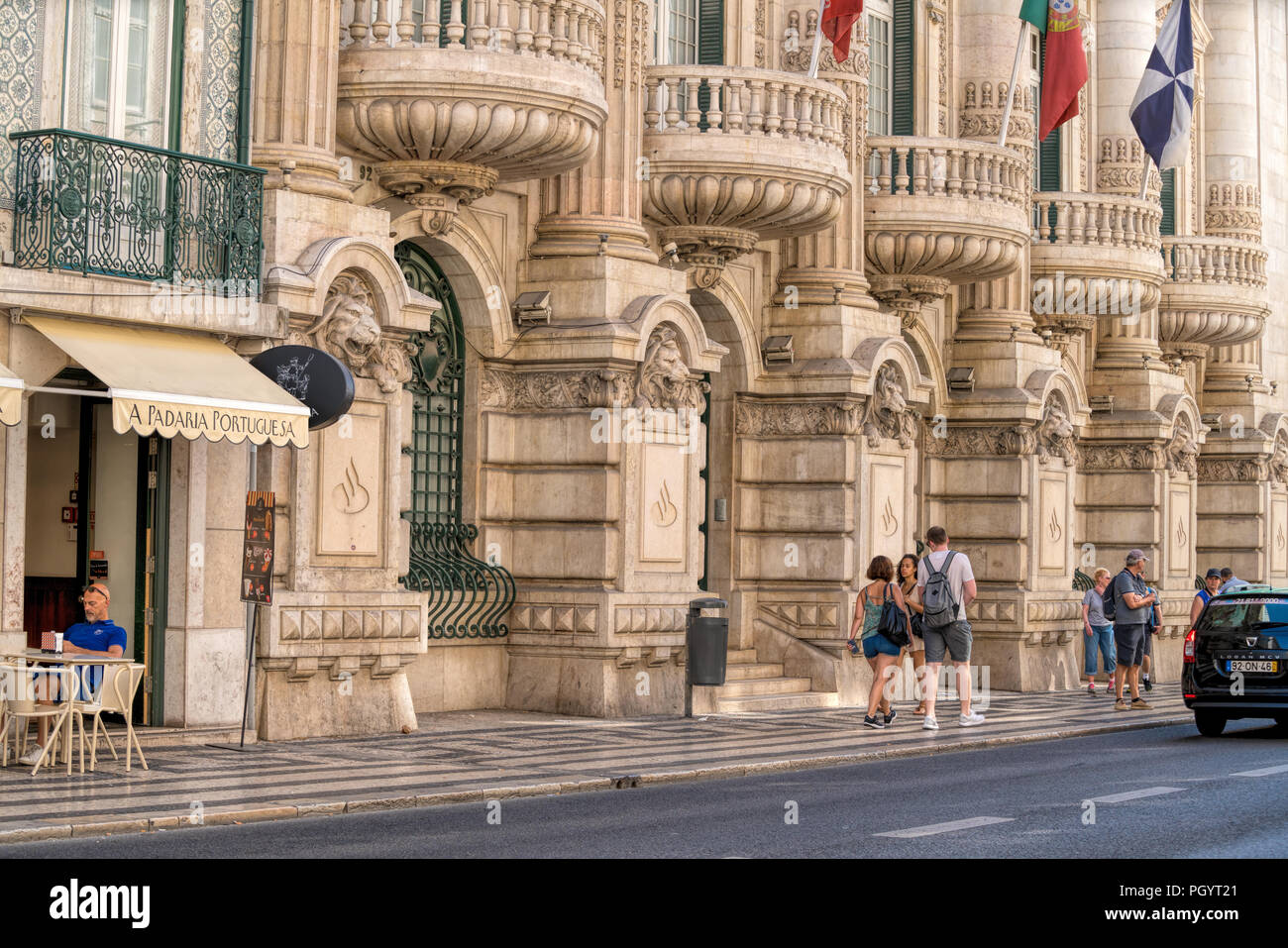 La façade de l'immeuble historique avec décorations architecturales à Lisbonne Banque D'Images